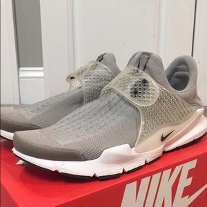Men’s Nike sock dart